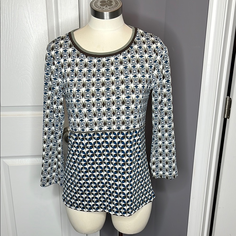 Max Studio Black and White Fitted Graphic Blouse